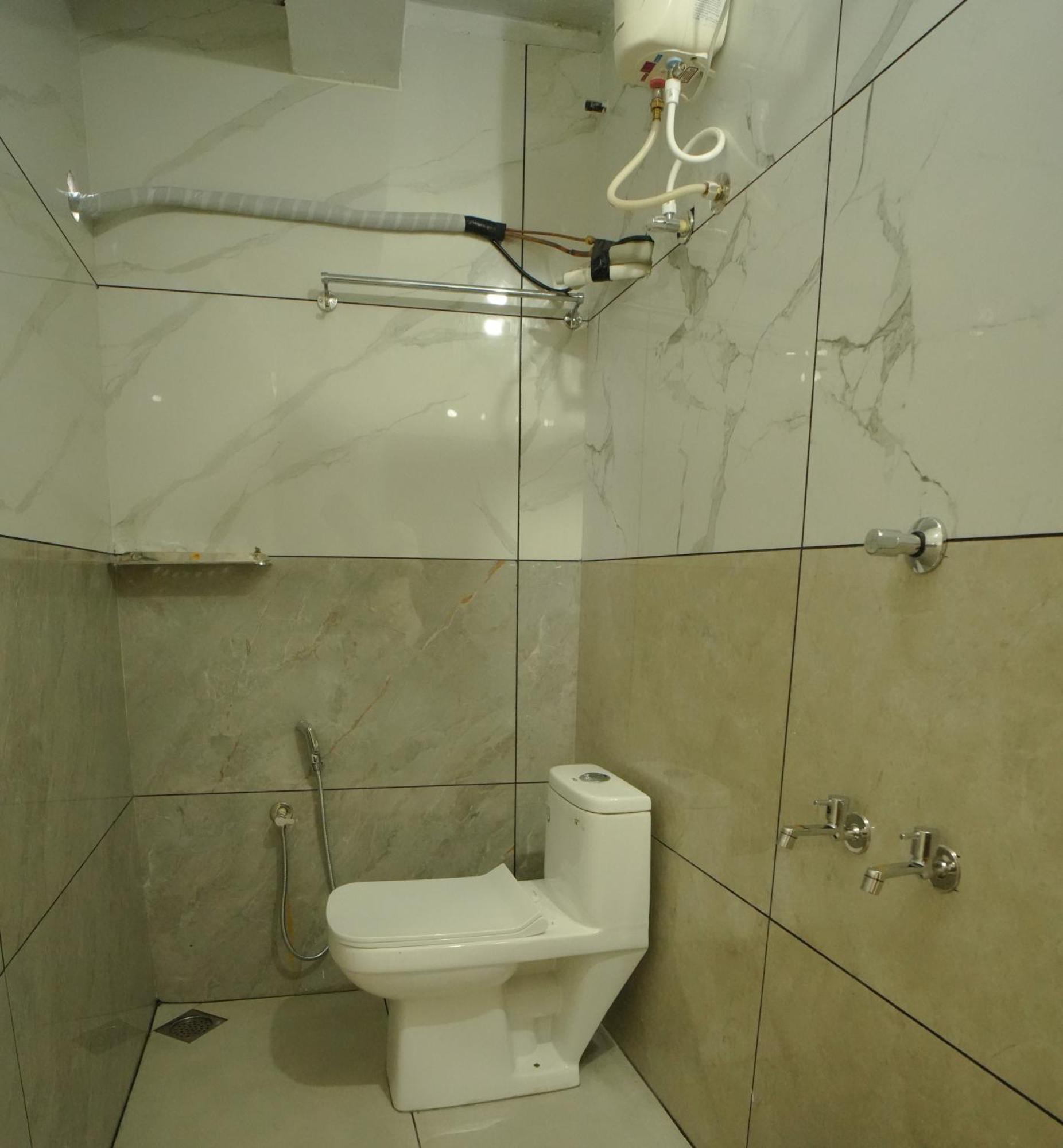 Port View Residency Pvr 호텔 니둠바서리 외부 사진