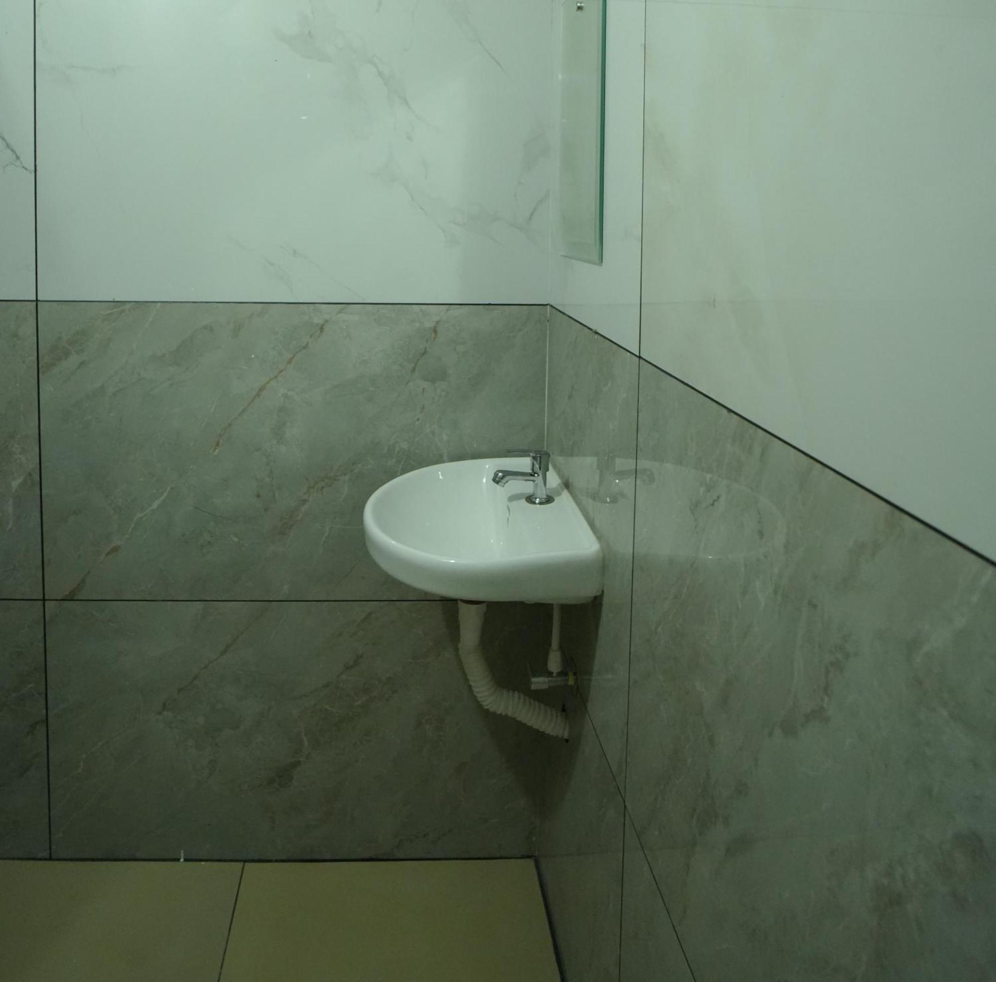 Port View Residency Pvr 호텔 니둠바서리 외부 사진
